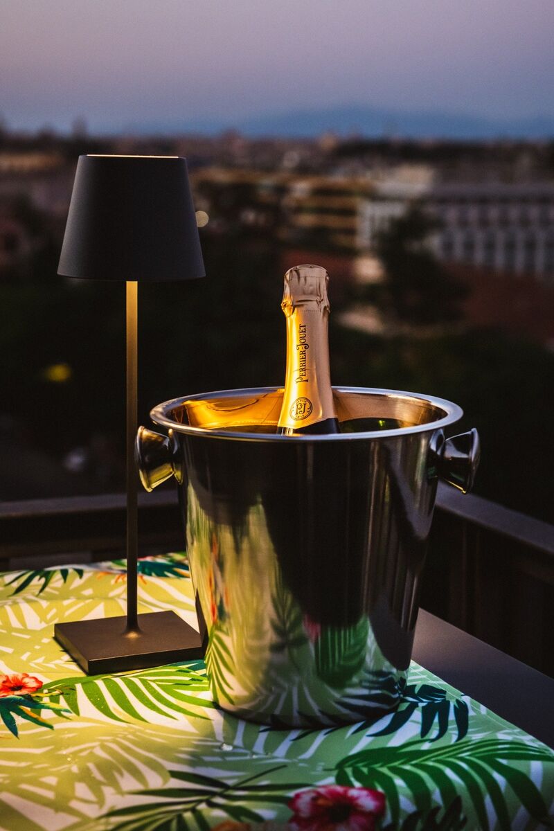 Champagne al tramonto con vista Roma