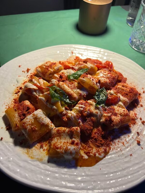 Aperitivo a tre piani con burger e finger food